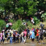 Il governo messicano ha negato l'ingresso alla carovana: per questo in molti hanno attraversato "illegalmente" il confine