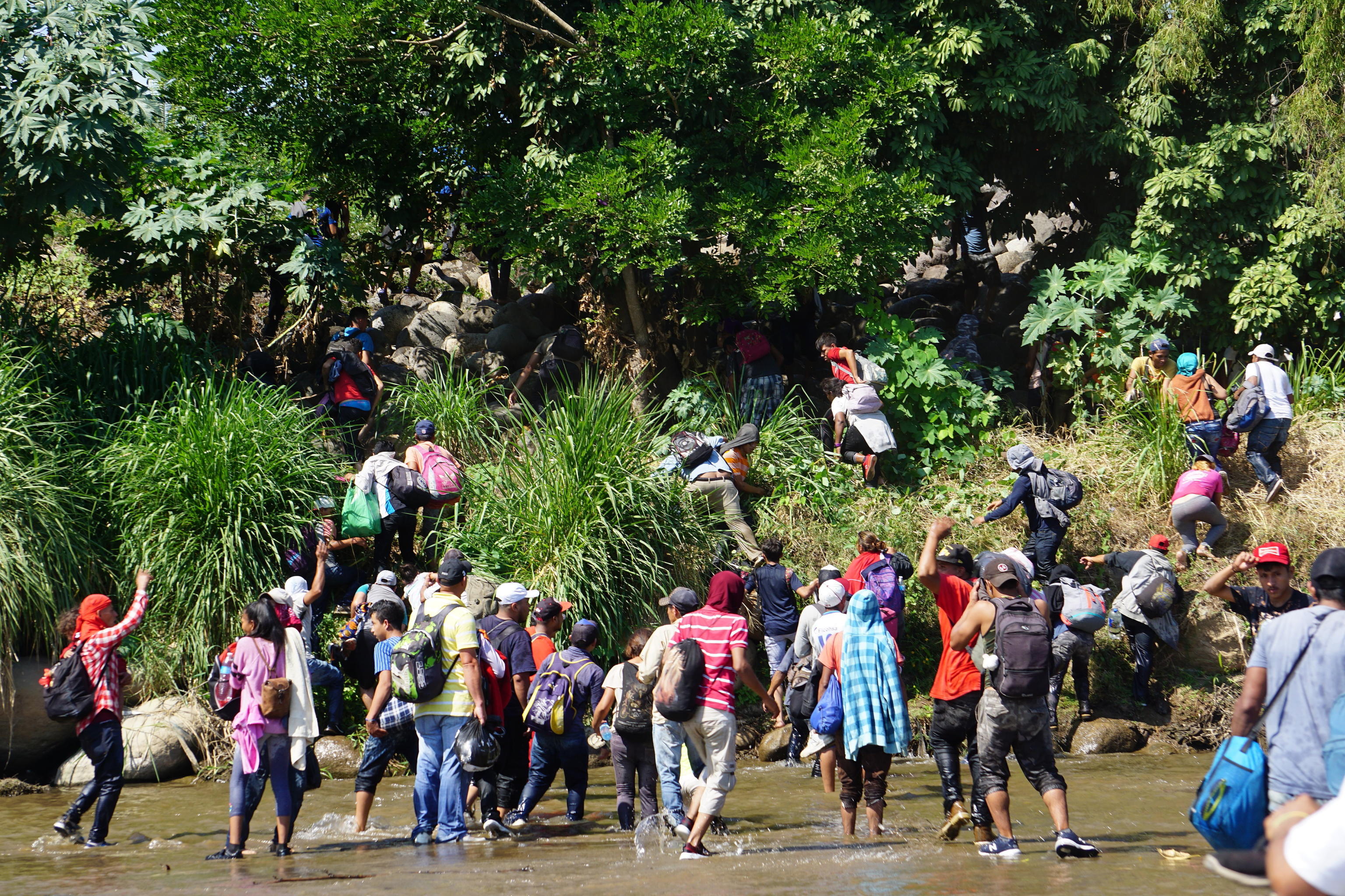 Il governo messicano ha negato l'ingresso alla carovana: per questo in molti hanno attraversato "illegalmente" il confine