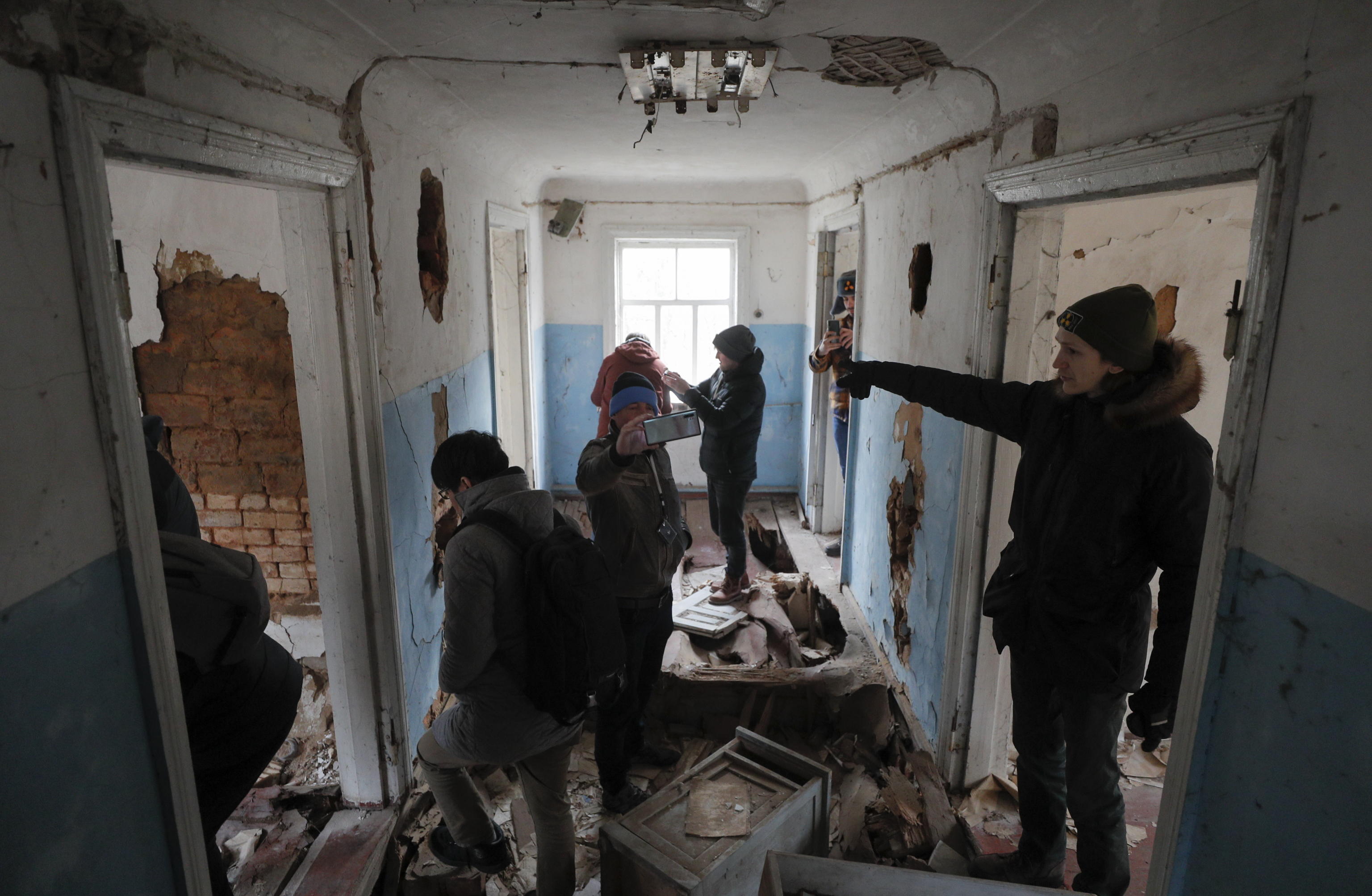 L'interno di un edificio nel villaggio abbandonato di Zalissia, nella "zona della morte" L'interno di un edificio nel villaggio abbandonato di Zalissia, nella "zona della morte"