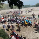 La carovana si è così divisa tra chi ha attraversato il fiume (foto) e chi sta ancora aspettando al confine