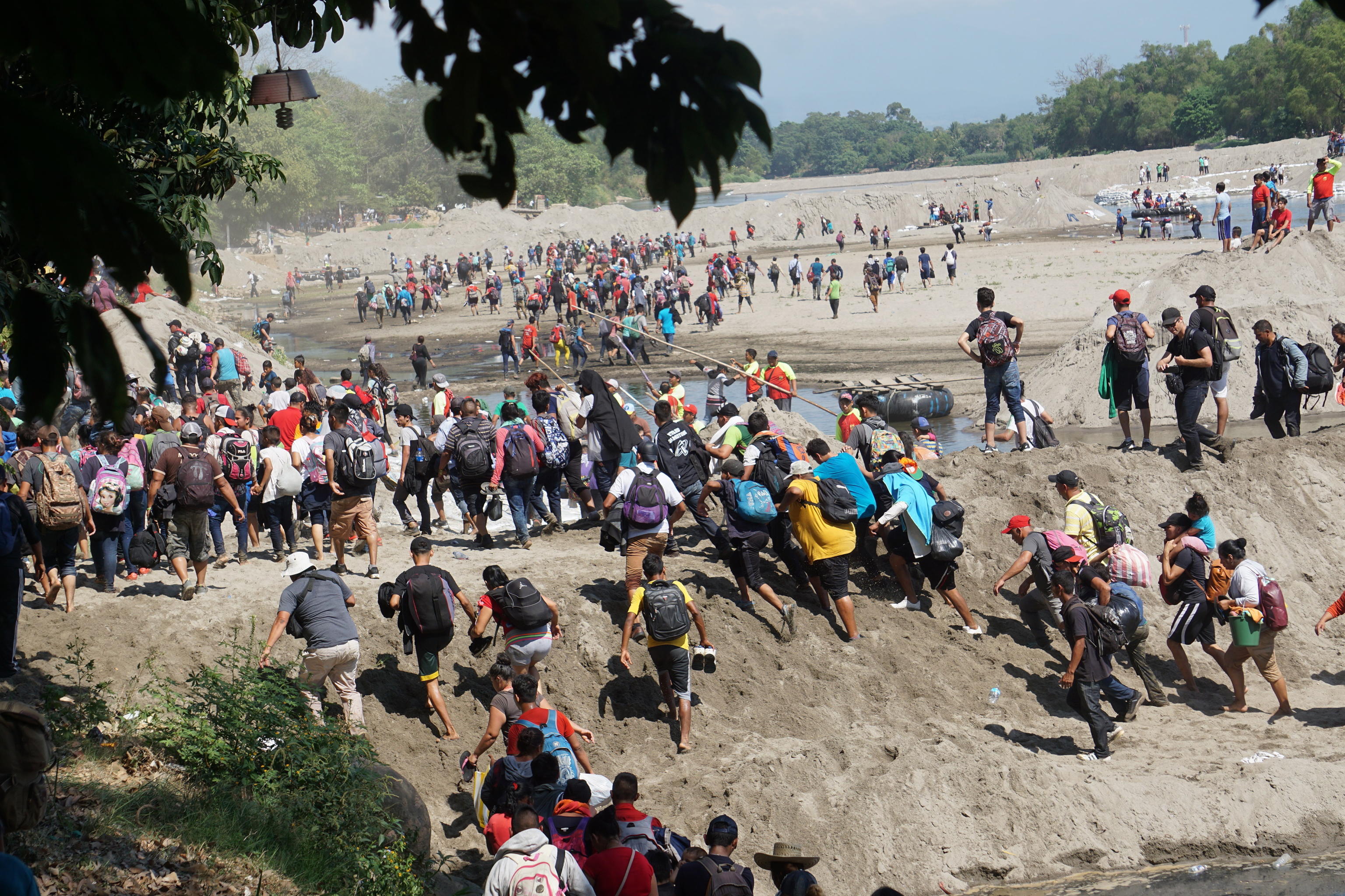 La carovana si è così divisa tra chi ha attraversato il fiume (foto) e chi sta ancora aspettando al confine
