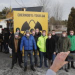Una foto di gruppo di fronte al negozio di souvenir al checkpoint di Dytyatky Una foto di gruppo di fronte al negozio di souvenir al checkpoint di Dytyatky