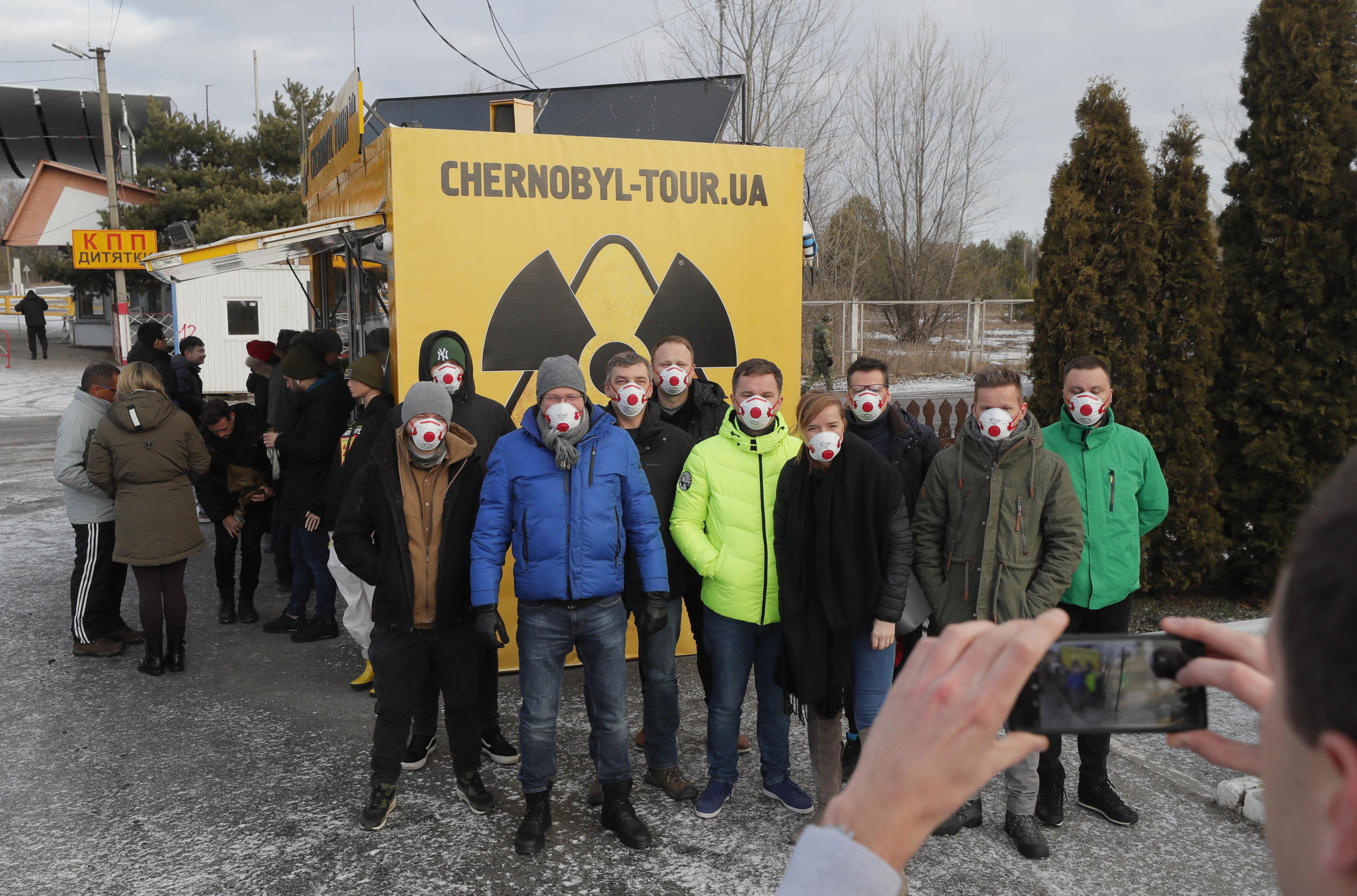 Una foto di gruppo di fronte al negozio di souvenir al checkpoint di Dytyatky