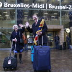 Ann Widdecombe e Jonathan Bullock salutano fuori dalla stazione ferroviaria di Bruxelles Midi dopo aver lasciato il Parlamento europeo