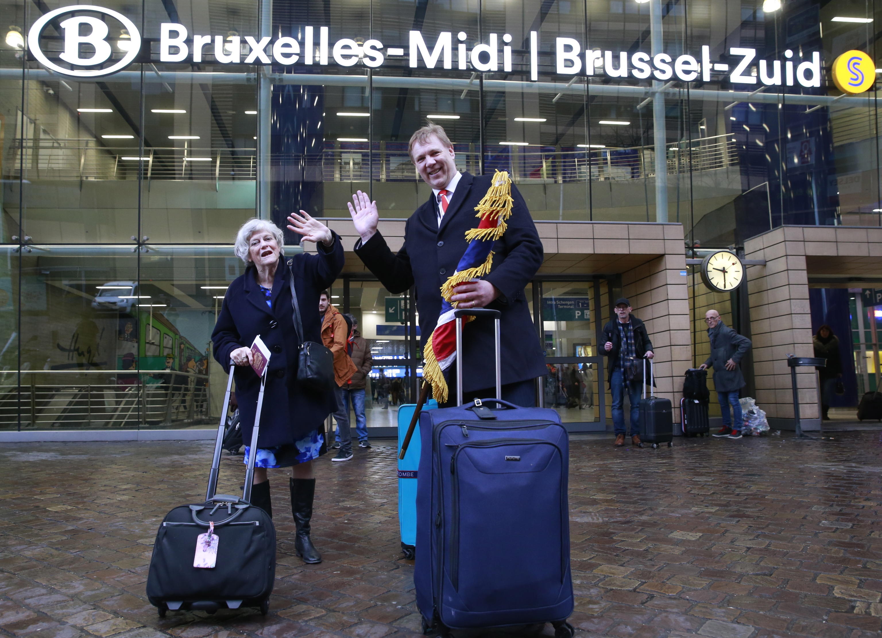 Ann Widdecombe e Jonathan Bullock salutano fuori dalla stazione ferroviaria di Bruxelles Midi dopo aver lasciato il Parlamento europeo