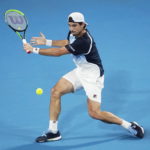 Guido Pella risponde al suo avversario durante il match dell'Atp Cup