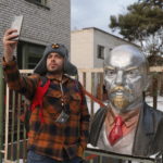 Un selfie con il busto di Lenin vicino al radar "Duga"