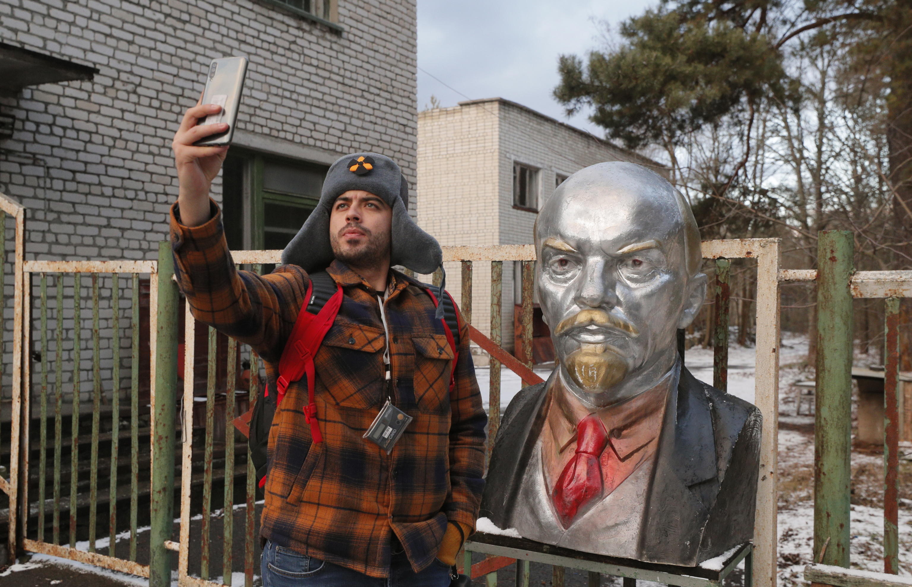 Un selfie con il busto di Lenin vicino al radar "Duga" Un selfie con il busto di Lenin vicino al radar "Duga"