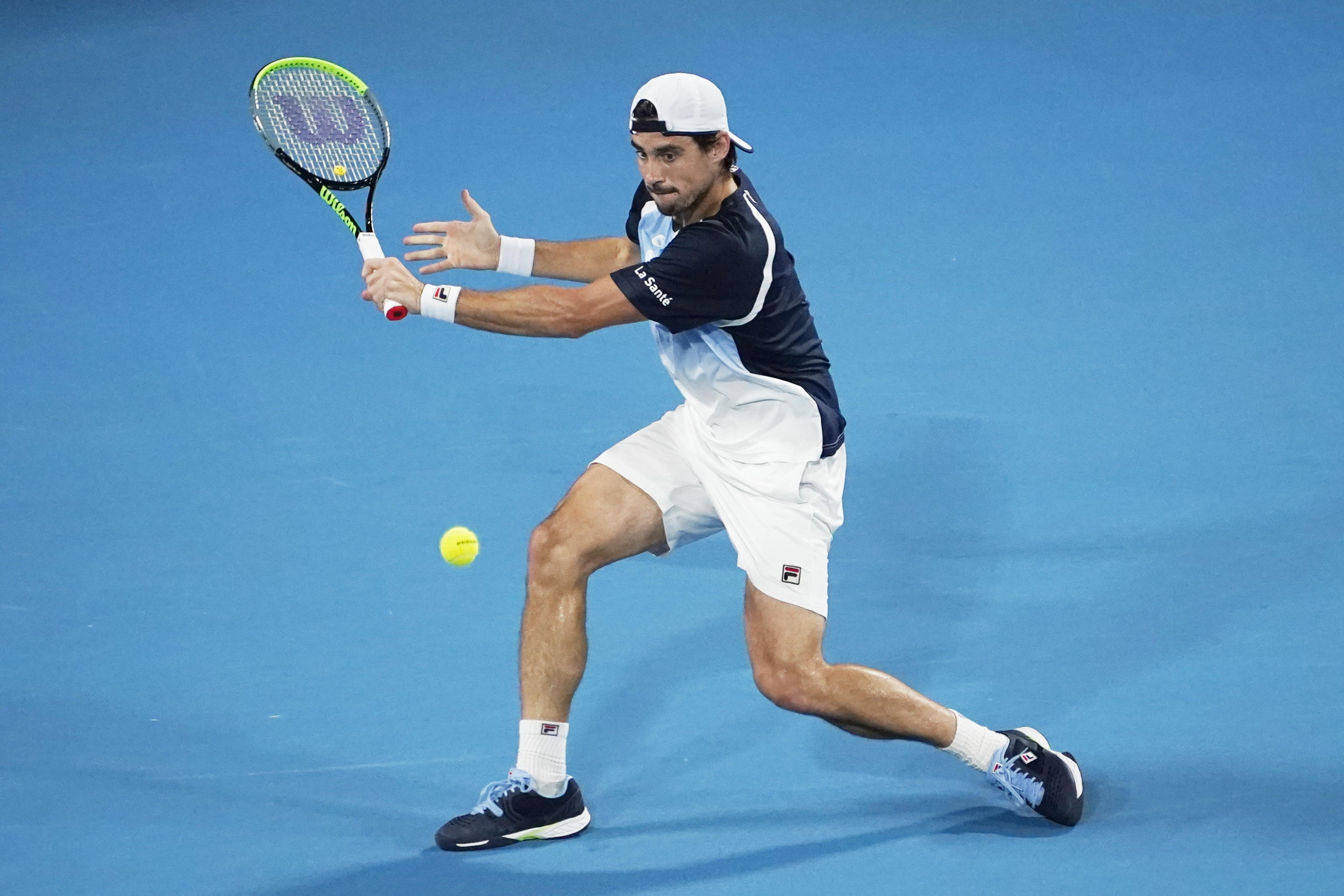 Guido Pella risponde al suo avversario durante il match dell'Atp Cup