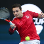 Il tennista Aleksandre Metreveli della Georgia sfida Franco Roncadelli dell'Uruguay
