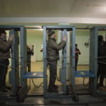 I turisti misurano il livello di radiazioni corporee con uno speciale tourniquet nell'impianto nucleare di Chernobyl