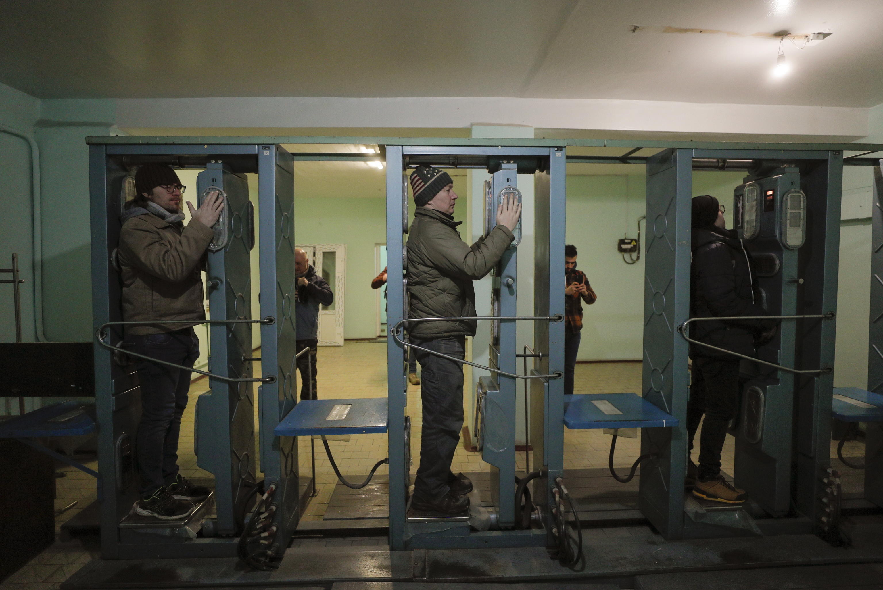 I turisti misurano il livello di radiazioni corporee con uno speciale tourniquet nell'impianto nucleare di Chernobyl