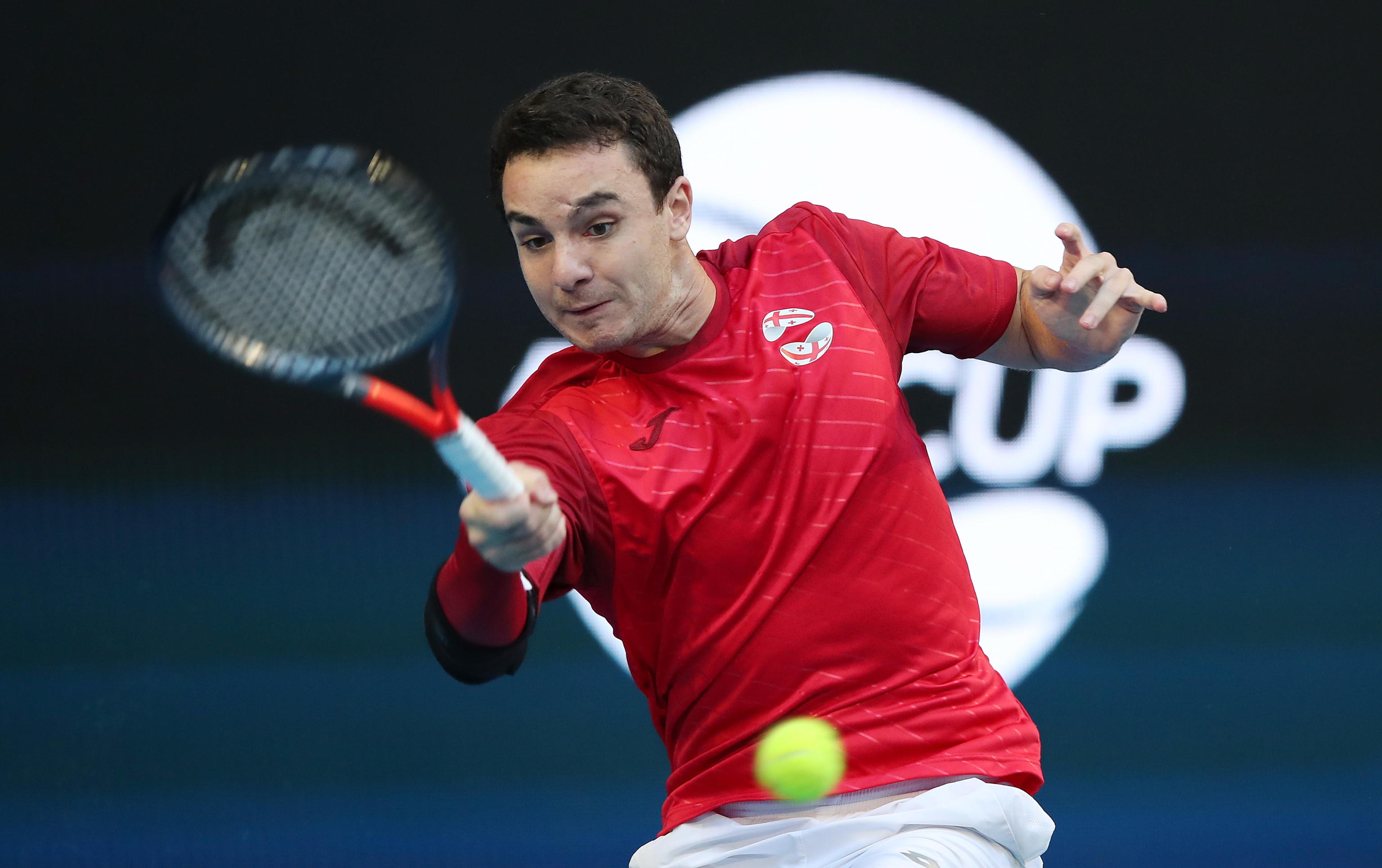 Il tennista Aleksandre Metreveli della Georgia sfida Franco Roncadelli dell'Uruguay