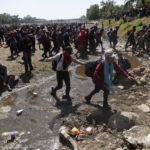 In centinaia hanno deciso di attraversare il corso d'acqua