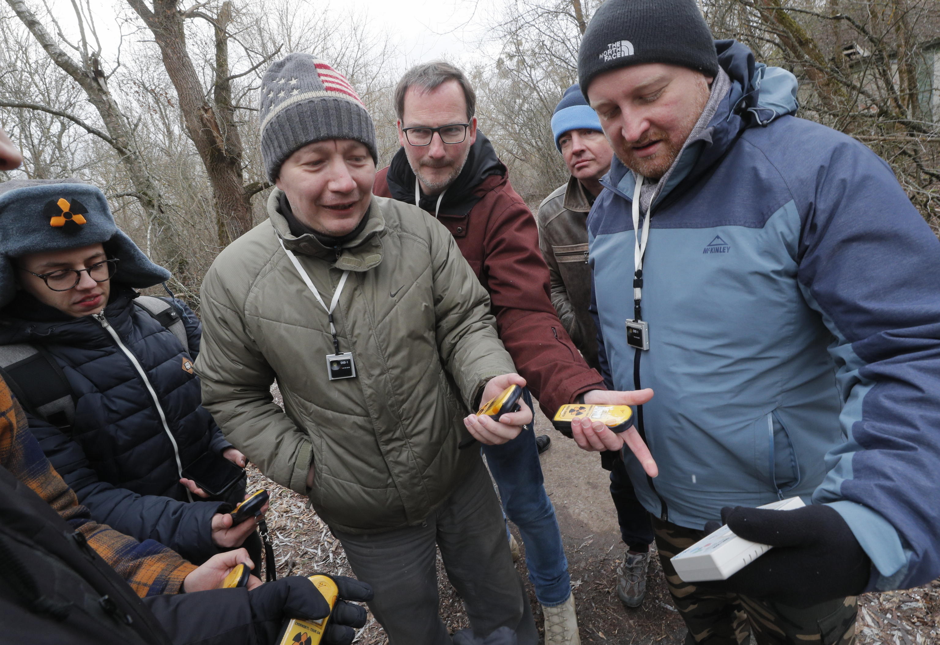 Un contatore geiger per misurare le radiazioni fuori dal villaggio abbandonato di Zalissia Un contatore geiger per misurare le radiazioni fuori dal villaggio abbandonato di Zalissia