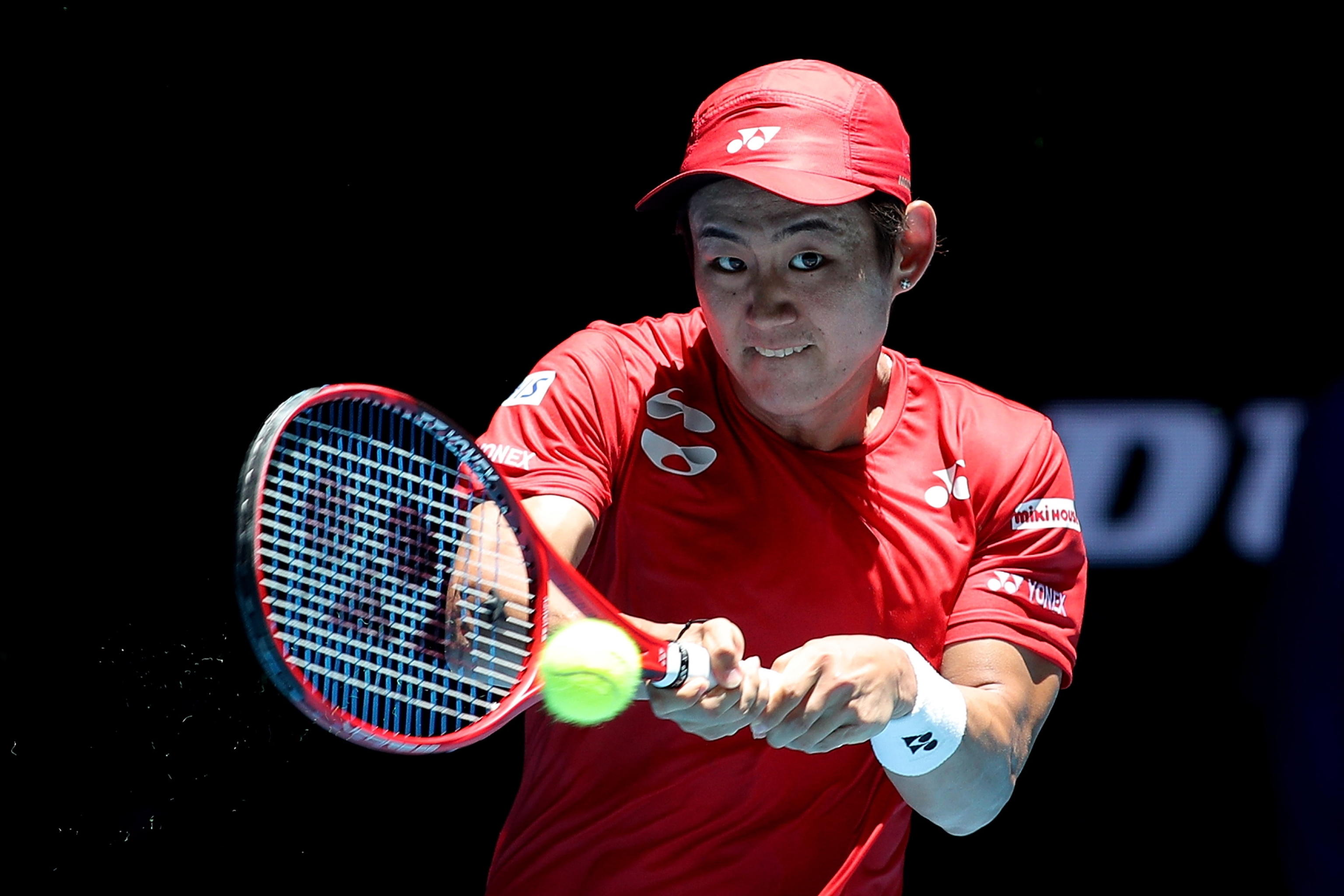 Il tennista giapponese Yoshihito Nishioka in azione contro Rafael Nadal (Spagna)
