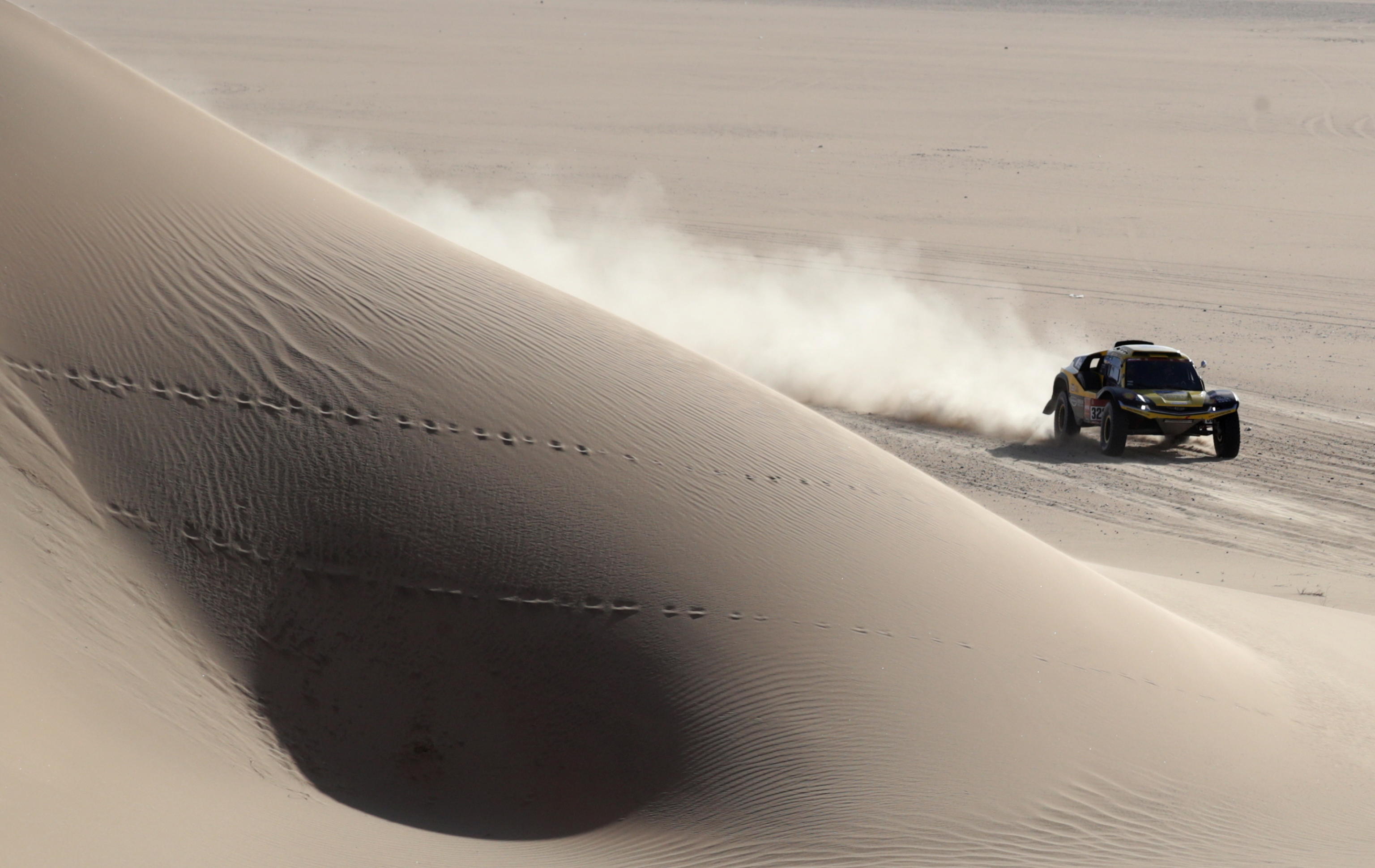 Una macchina in mezzo alle dune