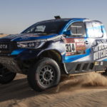 Una macchina nel rally Dakar
