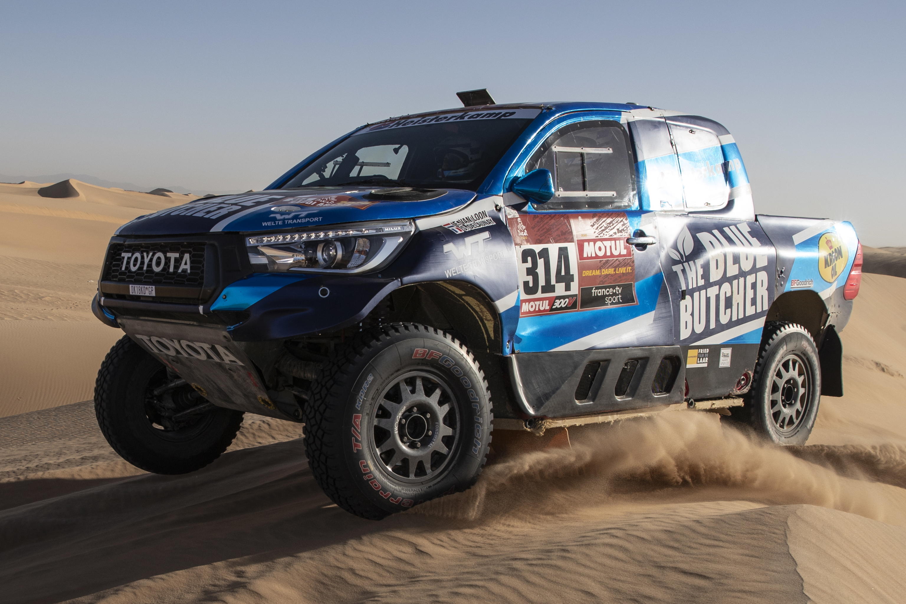 Una macchina nel rally Dakar