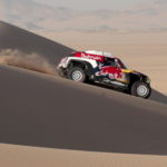 Una macchina fra le dune, durante la Dakar