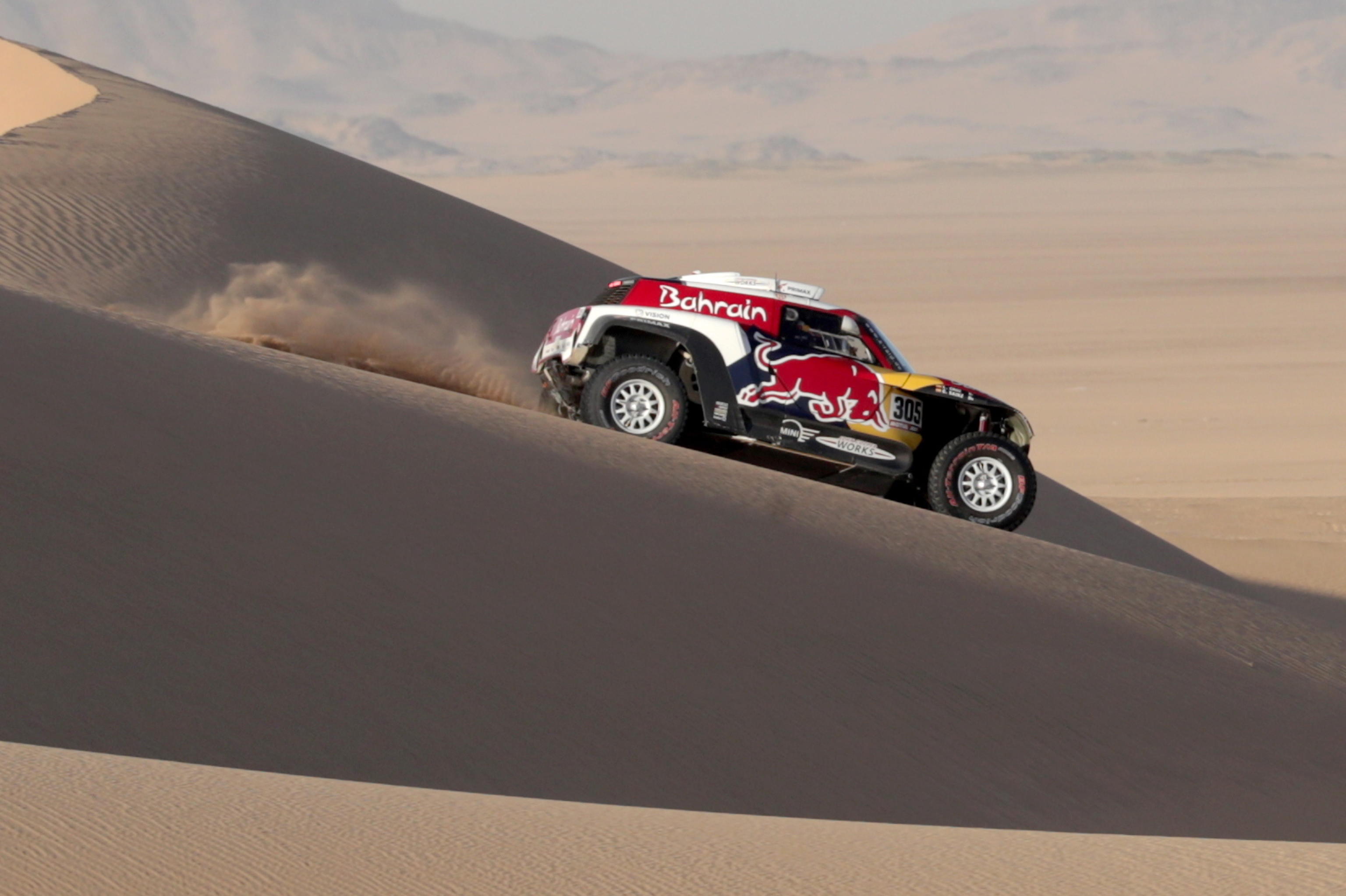 Una macchina fra le dune, durante la Dakar