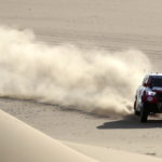 Una macchina fra le dune, durante la Dakar