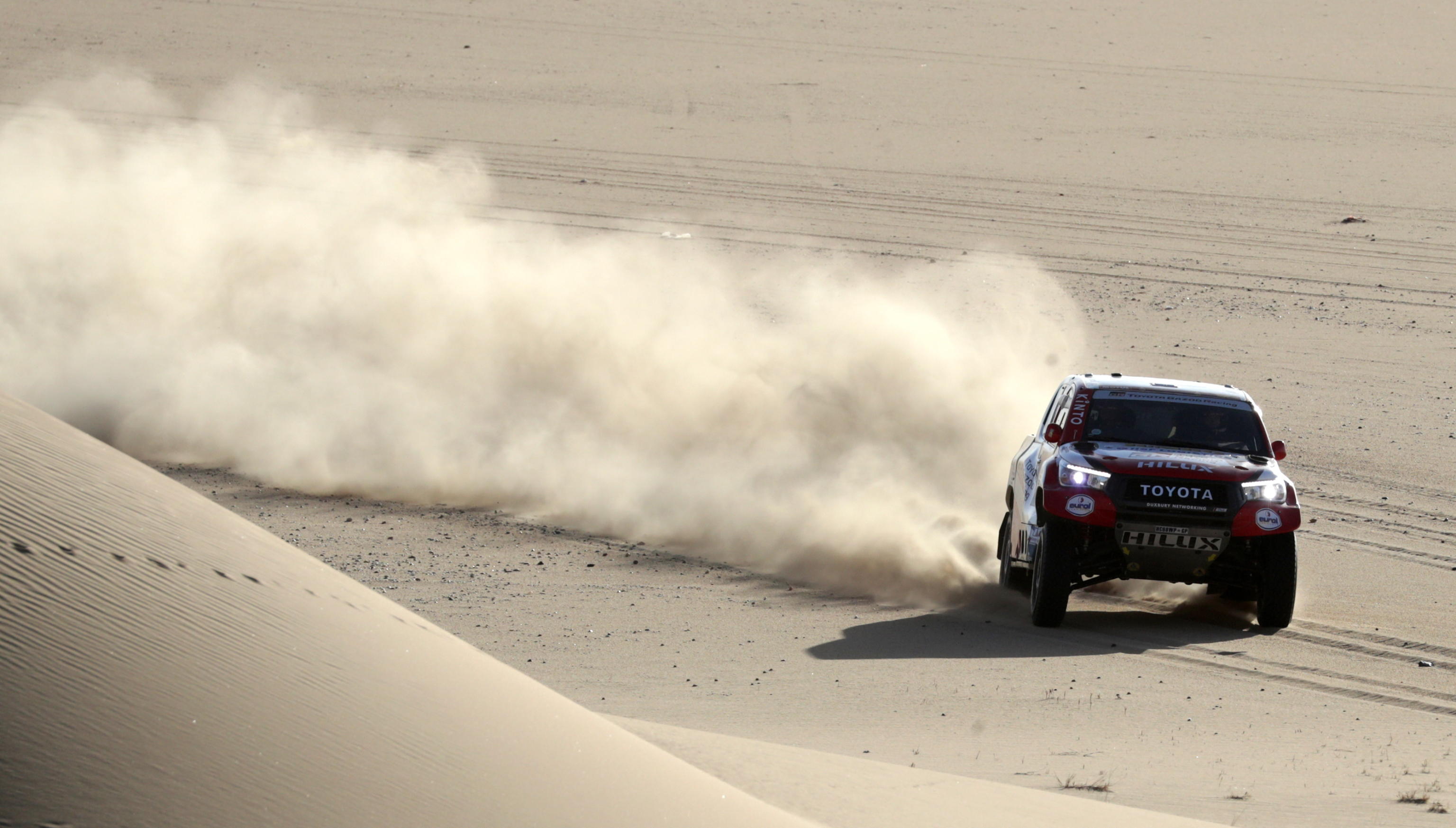 Una macchina fra le dune, durante la Dakar