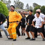 Alcuni volontari del servizio antincendio eseguono una haka durante il funerale dei loro colleghi