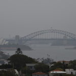 La vista oggi a Sidney, annebbiata dal fumo degli incendi sull'isola
