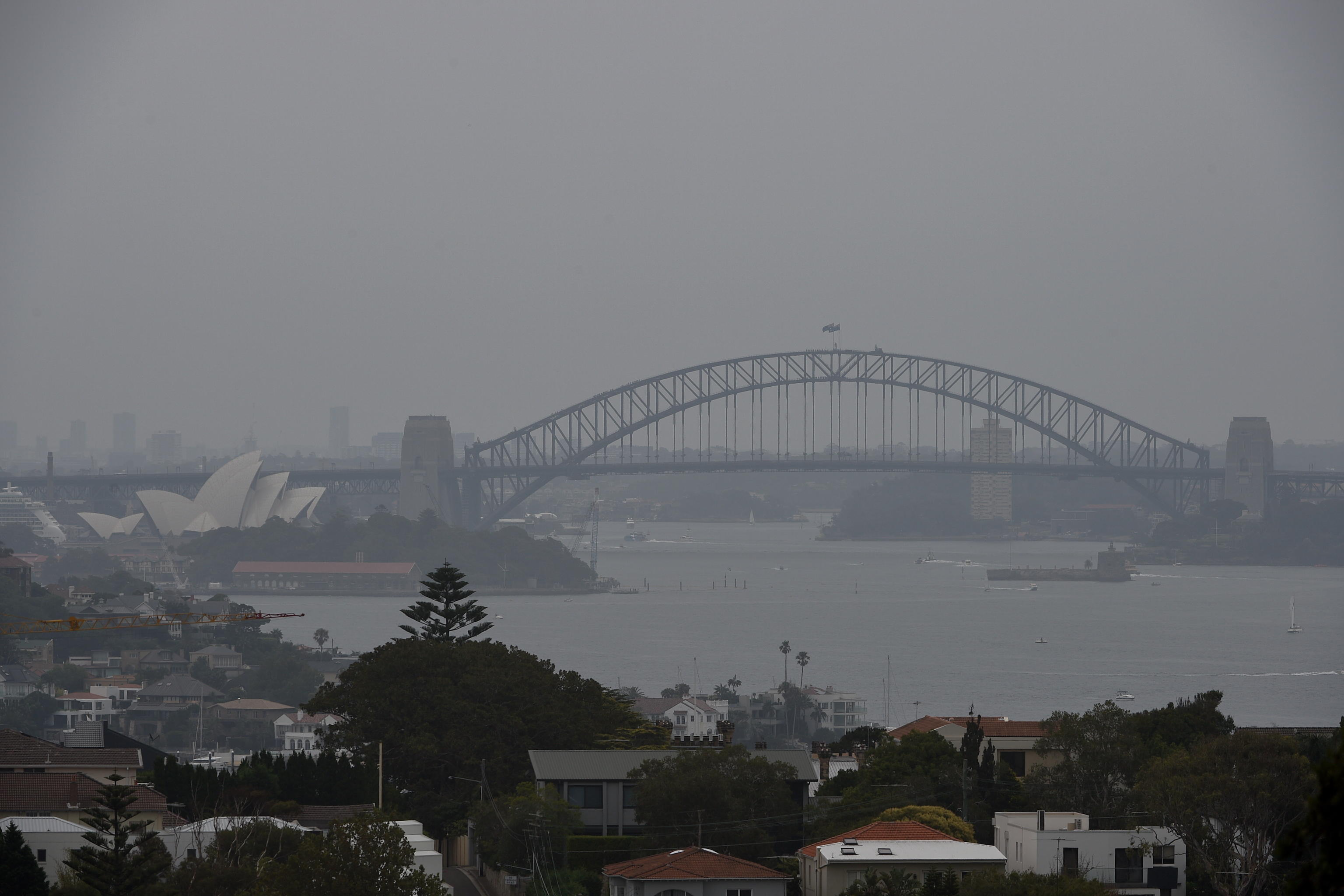 La vista oggi a Sidney, annebbiata dal fumo degli incendi sull'isola