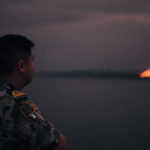 Gli incendi che stanno mettendo in ginocchio l'isola guardati da un militare