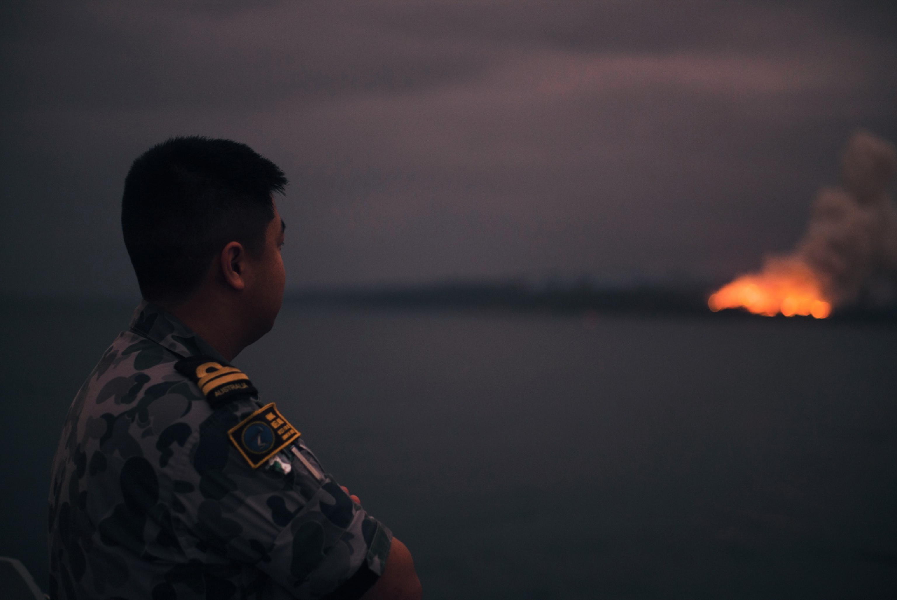 Gli incendi che stanno mettendo in ginocchio l'isola guardati da un militare
