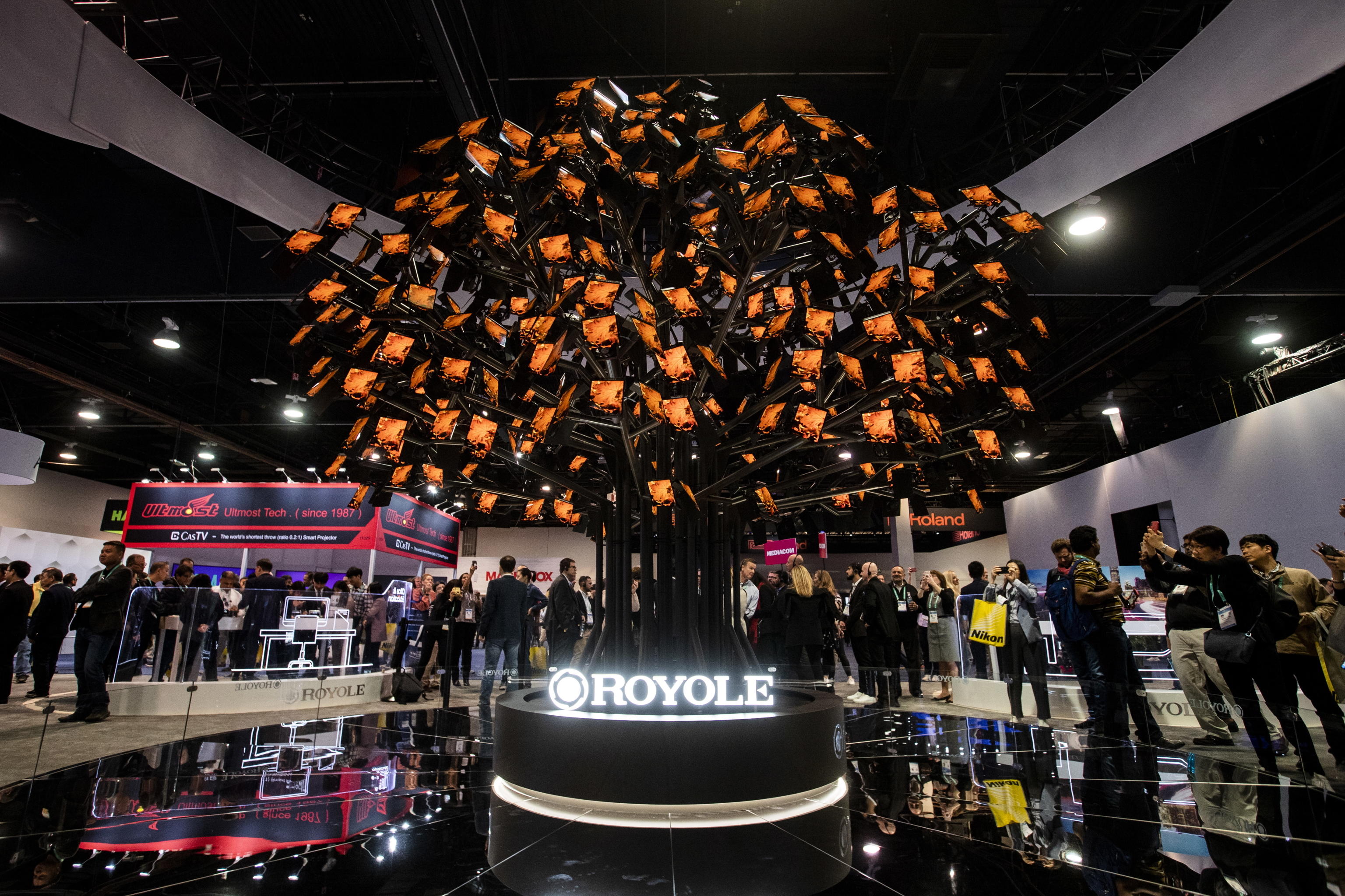 La Royole, azienda cinese, ha presentato i suoi nuovi schermi per cellulare creando un albero