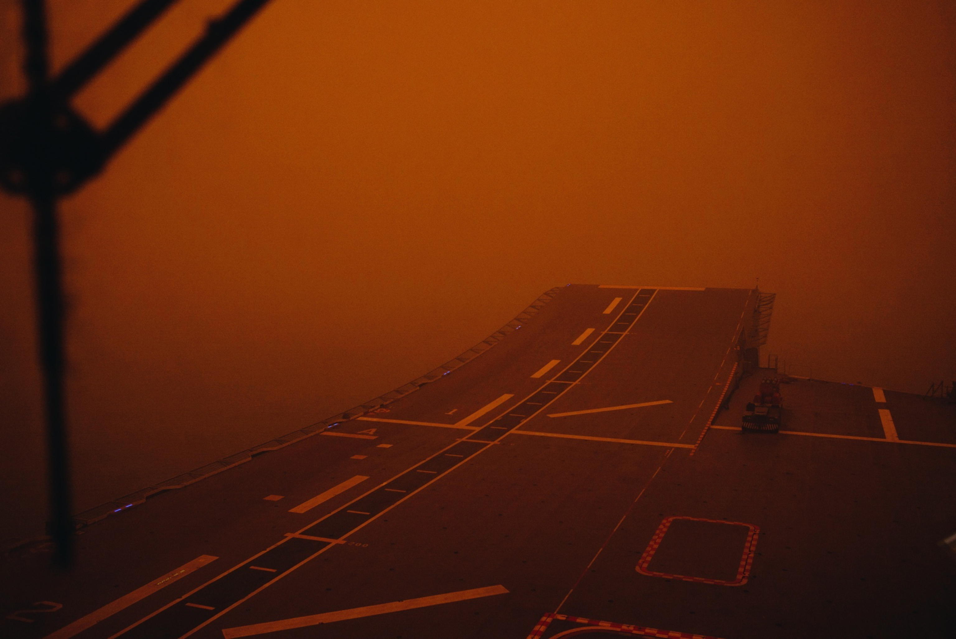 La visuale di un elicottero a Eden, nel Sud-Est dell'Australia, completamente tinta di rosso