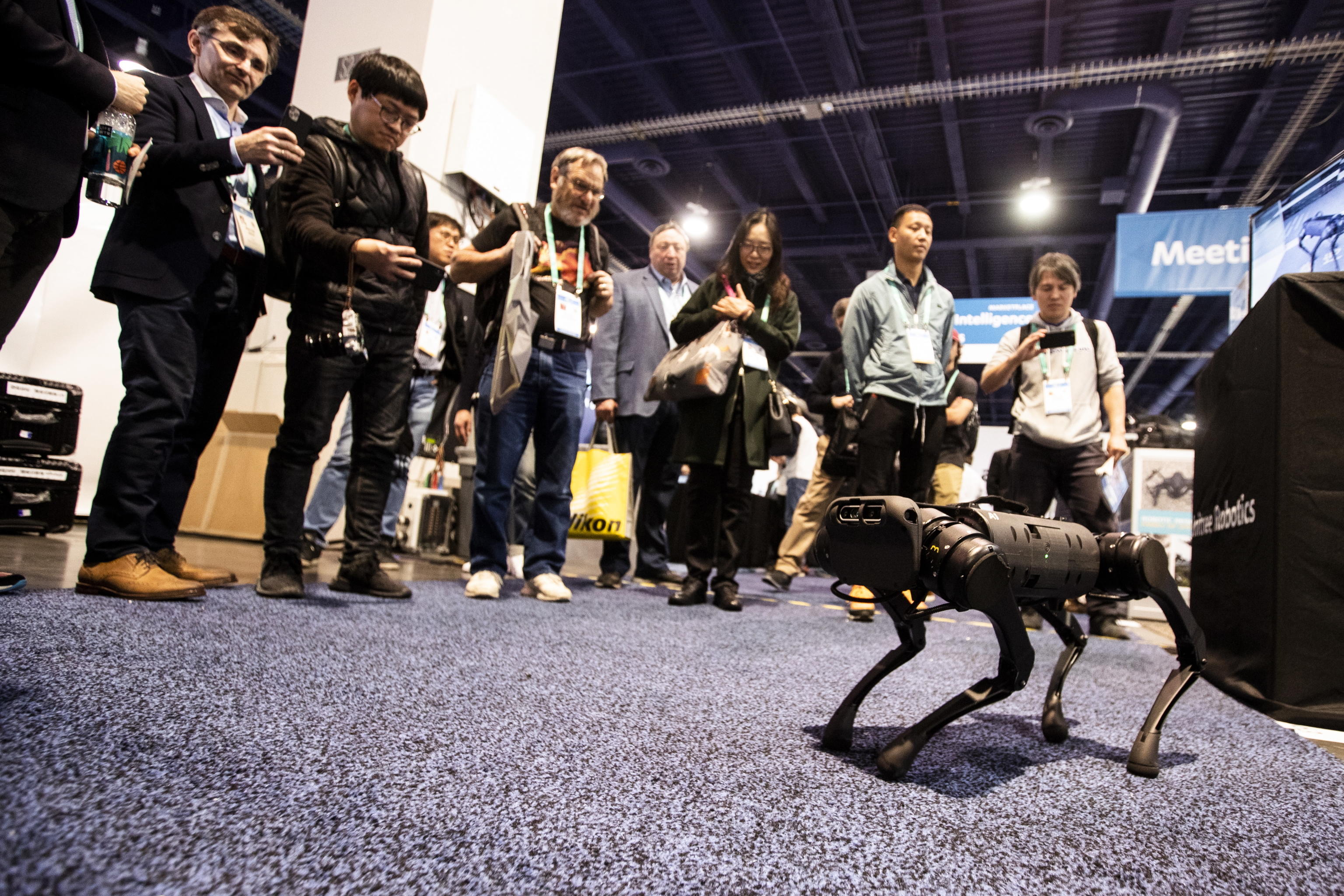 La dimostrazione ai curiosi delle capacità del robot A1