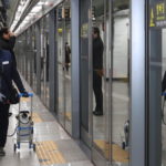 In Corea del Sud i lavoratori sterilizzano le strutture della metropolitana, come misura di prevenzione contro il coronavirus