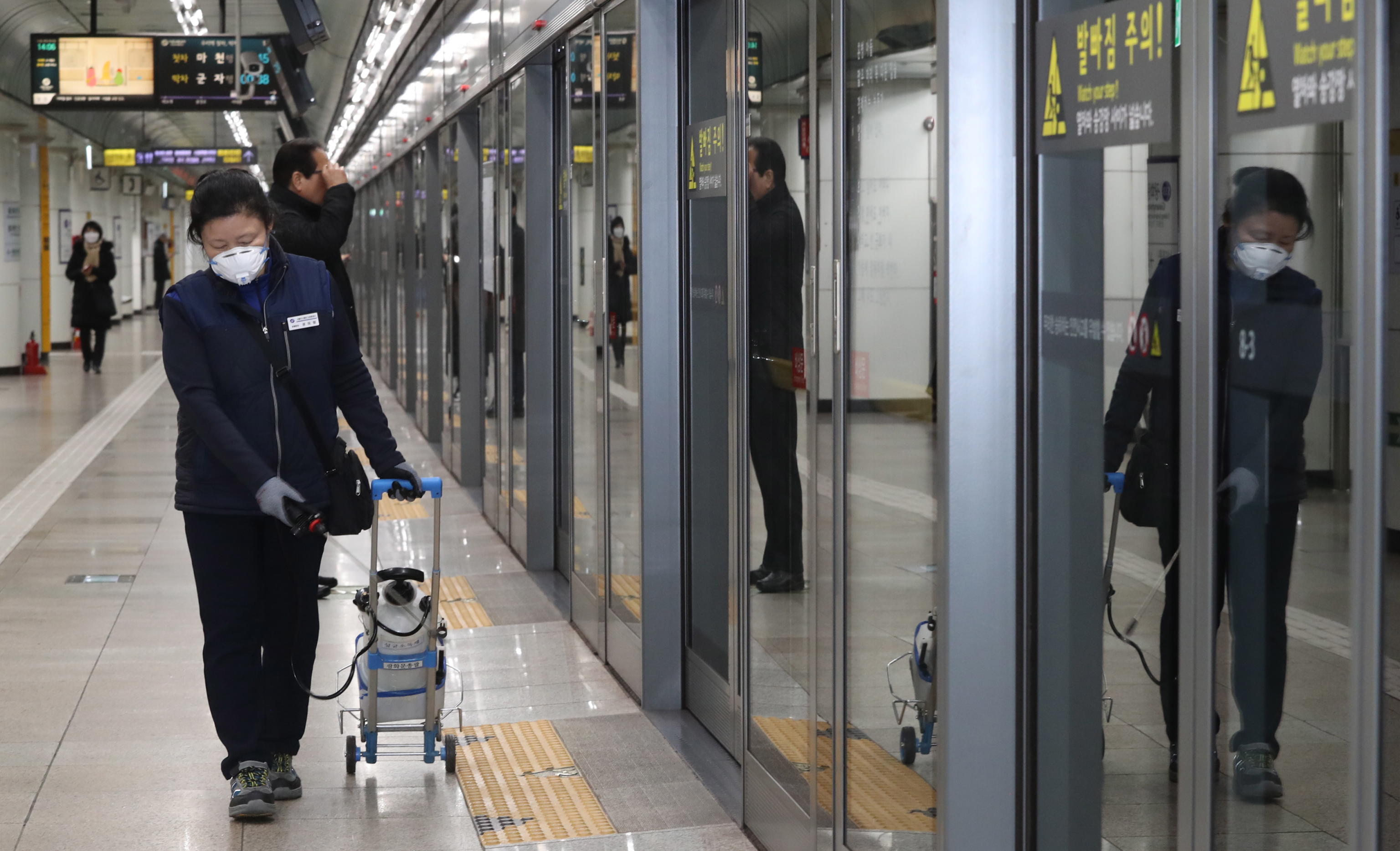In Corea del Sud i lavoratori sterilizzano le strutture della metropolitana, come misura di prevenzione contro il coronavirus