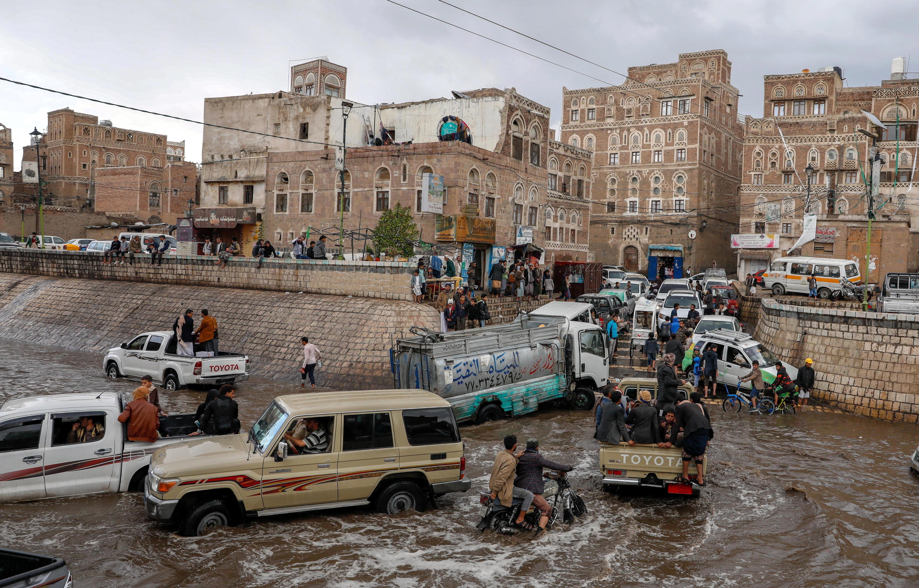 In Yemen da giorni proseguono le piogge. La capitale Sanaa è ormai completamente allagata