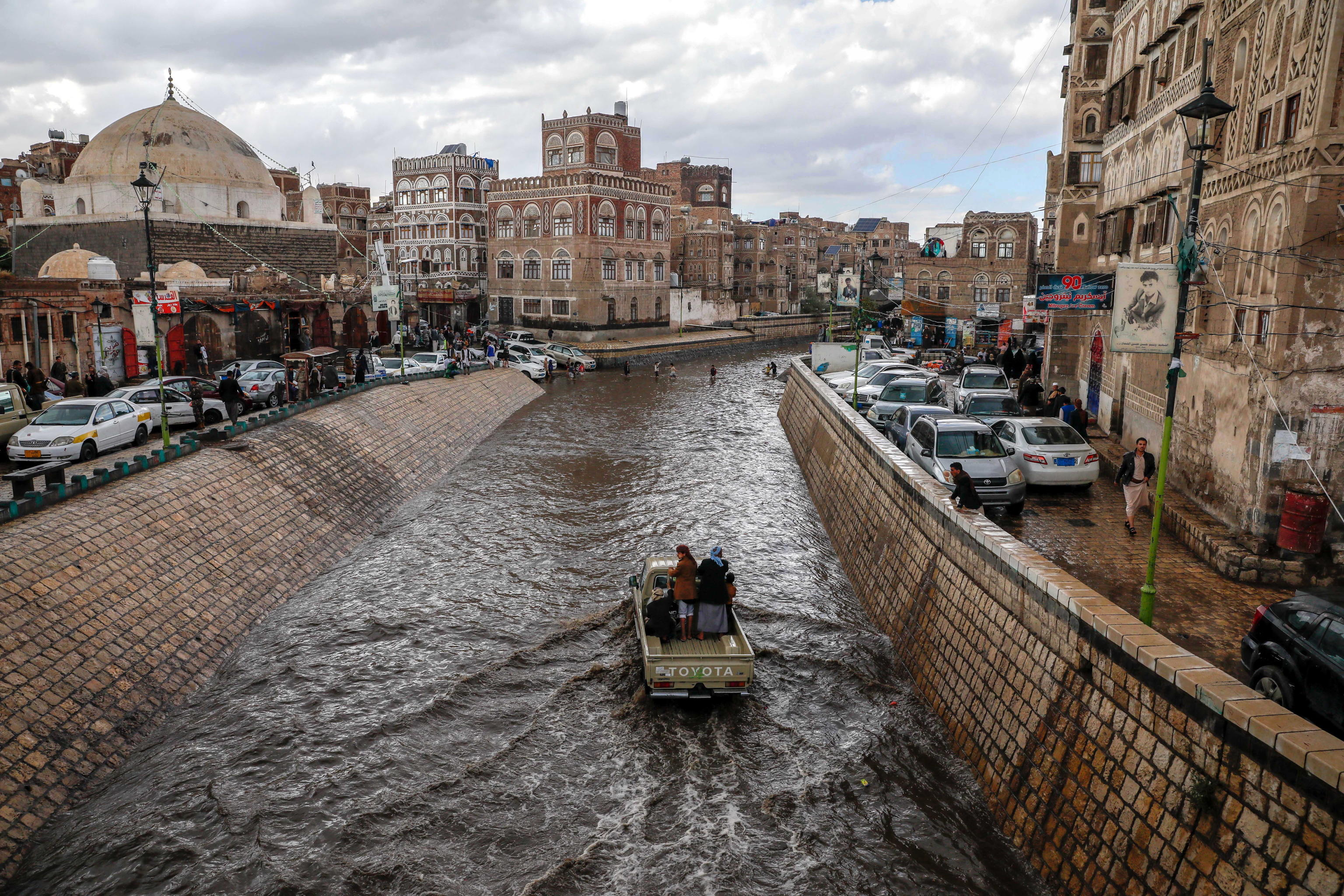 Le strade assomigliano a corsi d'acqua. Anche le jeep faticano a transitare