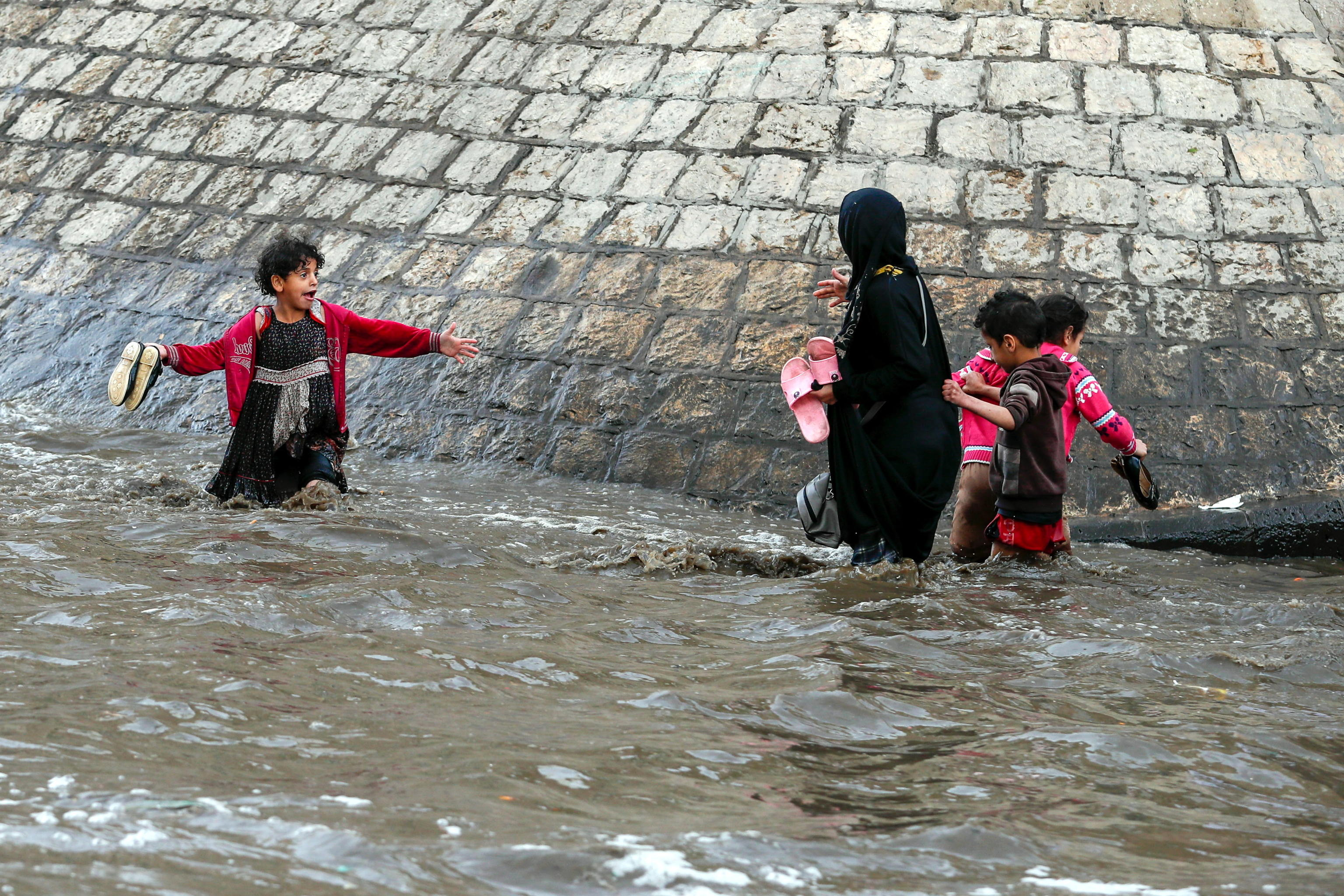A piedi è ancora più difficile muoversi per le strade di Sanaa