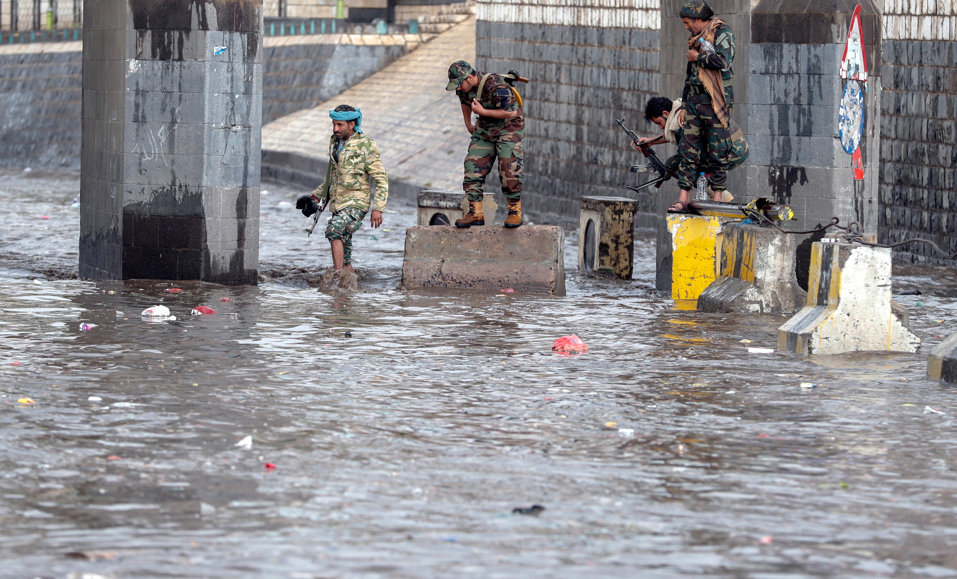 Anche i miliziani Houthi si trovano a fronteggiare le difficoltà dell'inondazione