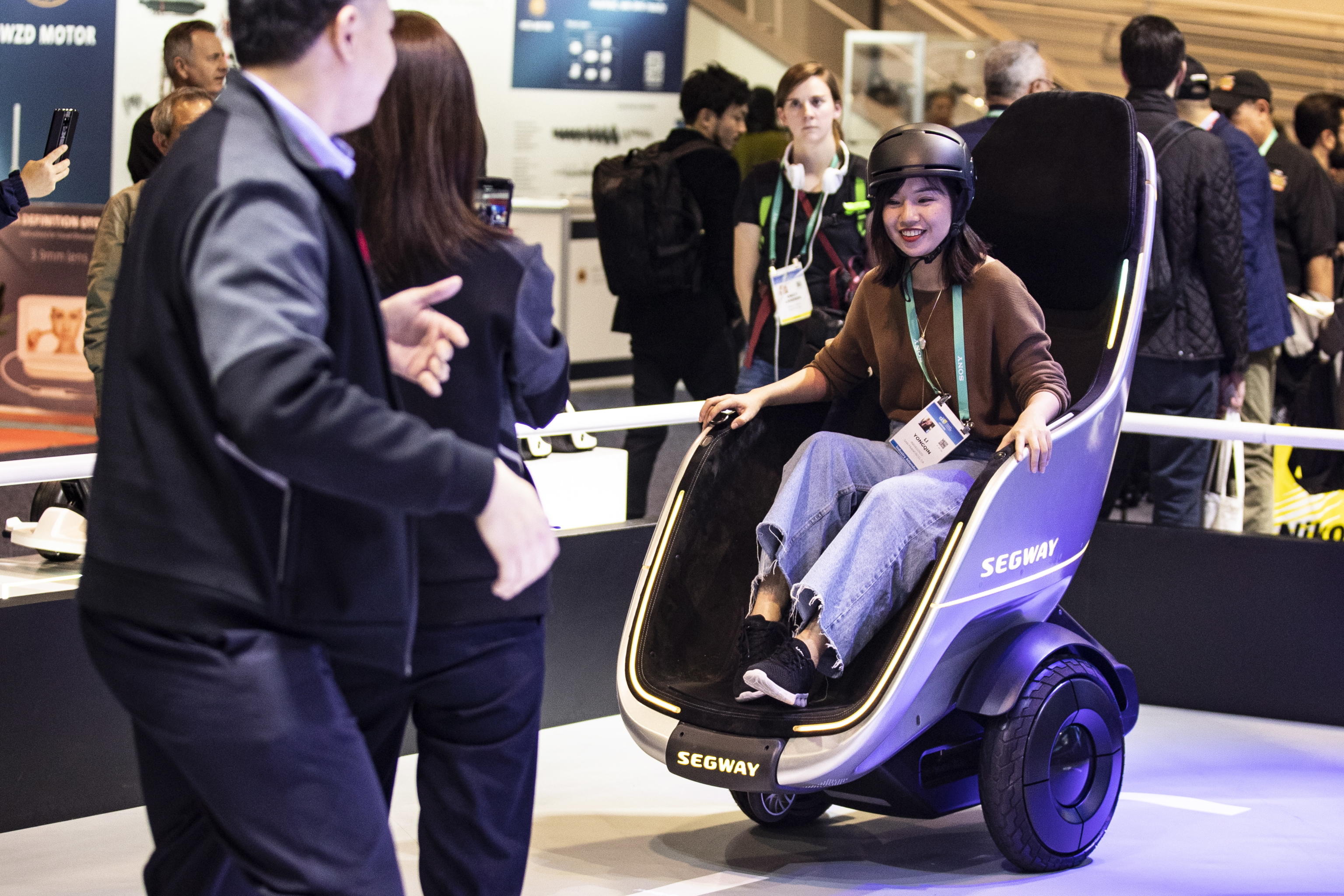 Per i più pigri la Segway ha creato S-Pod, una poltrona con le ruote