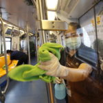 Anche in Thailandia, nella metro di Bangkok, vengono disinfettati i sedili e le maniglie dopo la conferma di quattordici casi di contagio