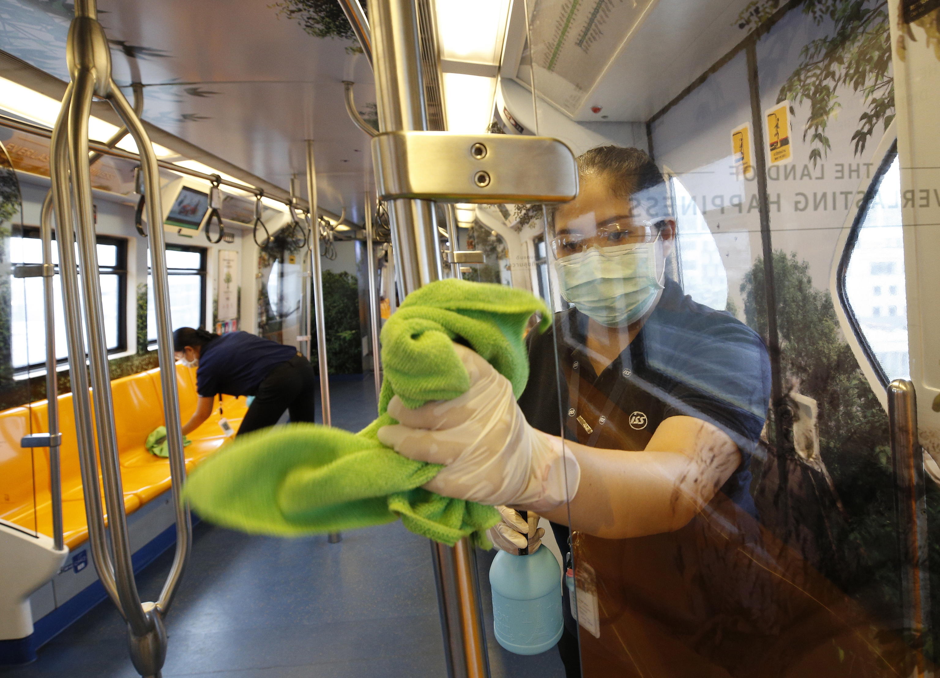 Anche in Thailandia, nella metro di Bangkok, vengono disinfettati i sedili e le maniglie dopo la conferma di quattordici casi di contagio