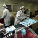 I produttori di maschere per il viso di Taiwan mantengono attive le linee di produzione