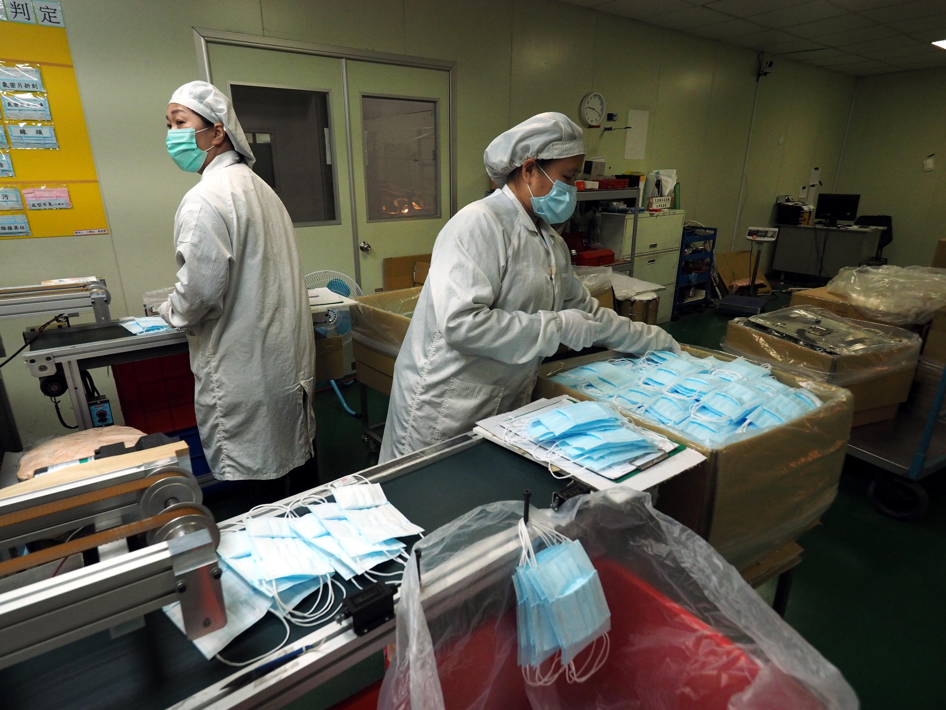 I produttori di maschere per il viso di Taiwan mantengono attive le linee di produzione