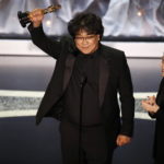 Il coreano Bong Joon Ho, regista di “Parasite”, alza al cielo uno dei quattro Oscar 2020 vinti. Tra questi spiccano quelli per miglior regia e per miglior film Il coreano Bong Joon Ho, regista di “Parasite”, alza al cielo uno dei quattro Oscar 2020 vinti. Tra questi spiccano quelli per miglior regia e per miglior film