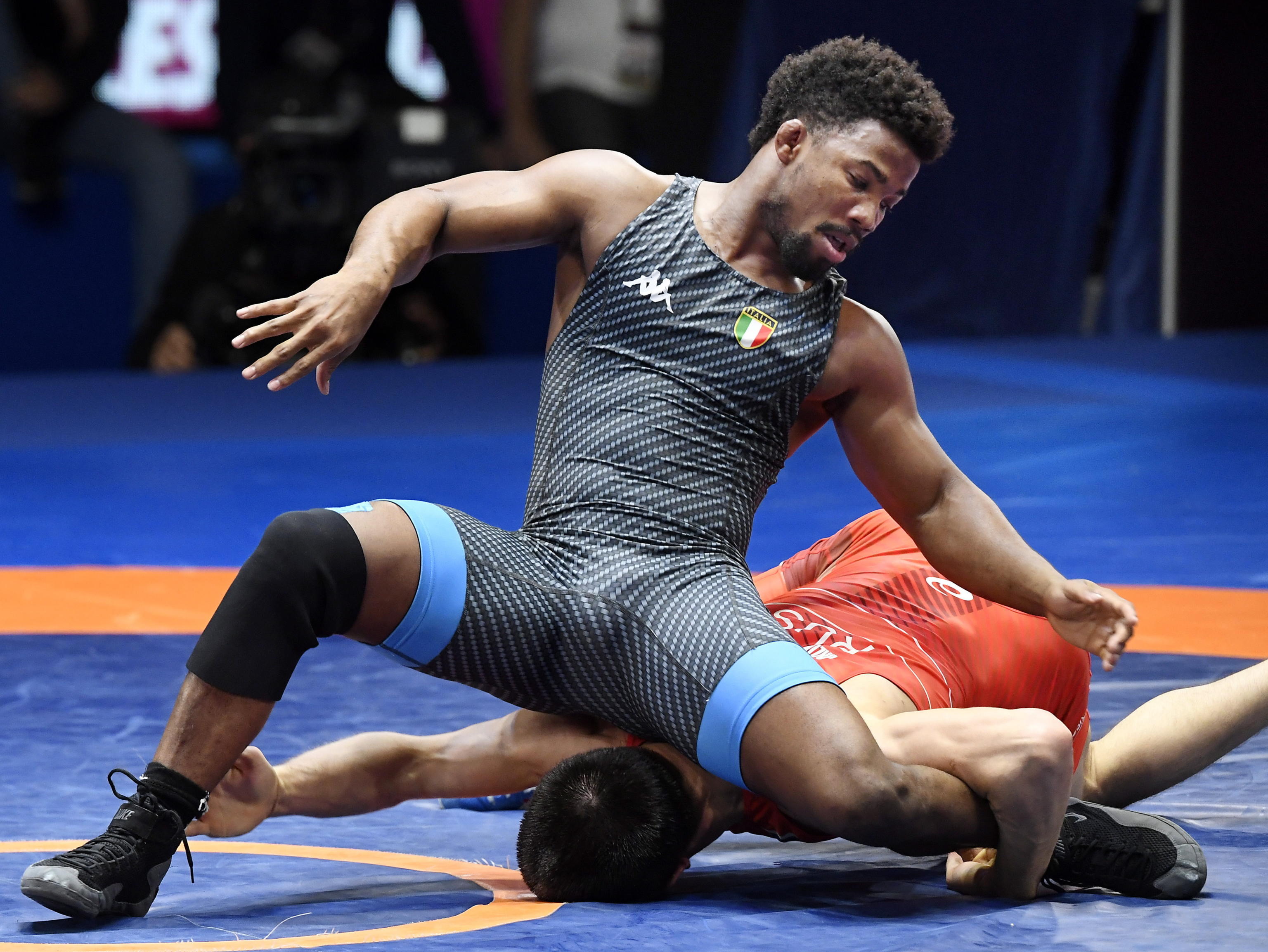 Frank Chamizo atterra Magomedrasul Gazimagomedov (Russia) nella finale categoria freestyle 74 kg