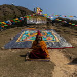 Ngawang Kunga Tenzin Gyatso Rinpoche in preghiera