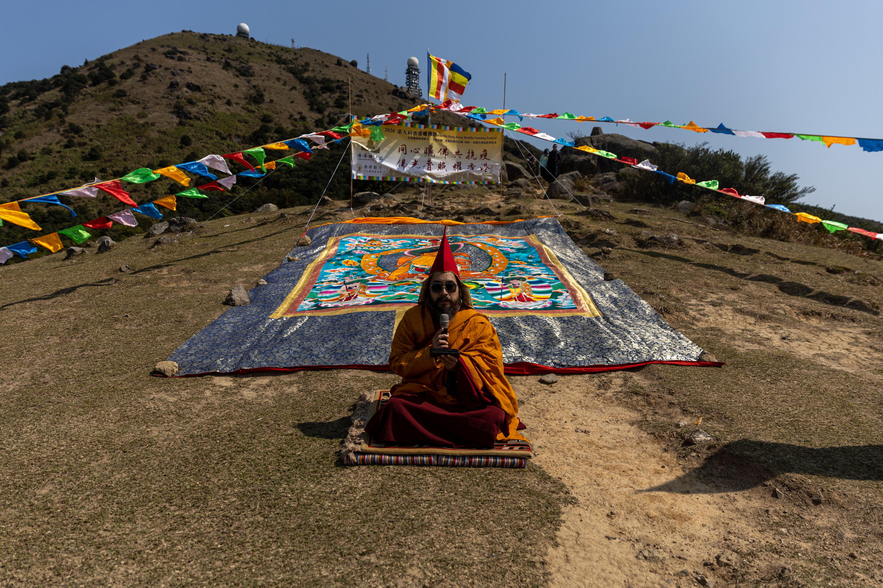 Ngawang Kunga Tenzin Gyatso Rinpoche in preghiera